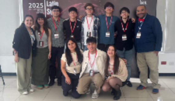El profesor Óscar Jerez, director de LatinSoTL, junto a los estudiantes participantes en el encuentro. 