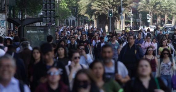 ¿Está preparado Chile para flexibilizar el uso de mascarillas? Expertos responden