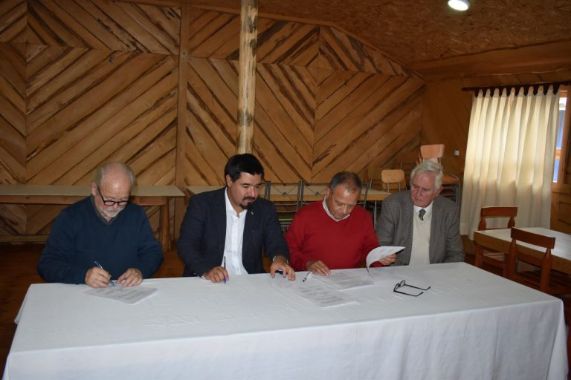 Firma de convenio U. de Chile y Liceo Achao