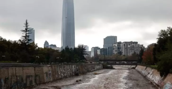 Científicos U. de Chile descubren dos bacterias con potencial antibiótico en el río Mapocho