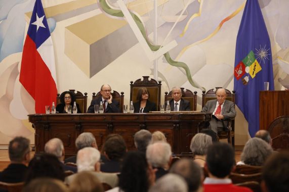 U. de Chile entrega Medalla Rector Juvenal Hernández Jaque a los profesores Manuel Oyarzún y Enrique Barros