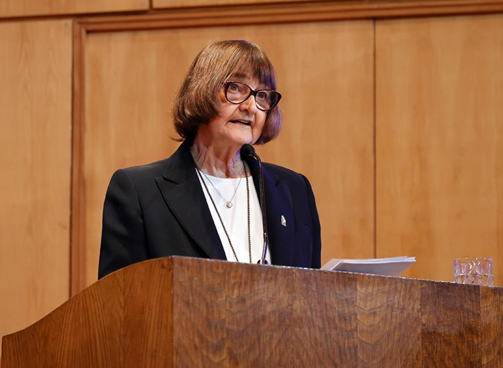 "Sabemos que nuestra labor trasciende lo individual y cobra pleno sentido en su vínculo con la sociedad", dijo la rectora Devés en su discurso.
