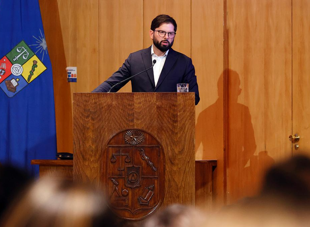 “Una nación que quiere perdurar y ser próspera debe ser persistente también en crear y mantener espacios educativos donde se forme la ciudadanía", dijo el Presidente de la República Gabriel Boric, en la ceremonia.